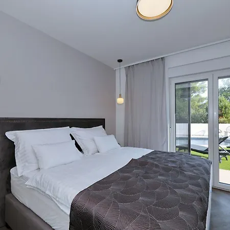 Robell Privater Garten Beheizter Pool Strandnaehe