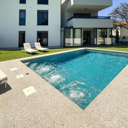 Robell Privater Garten Beheizter Pool Strandnaehe