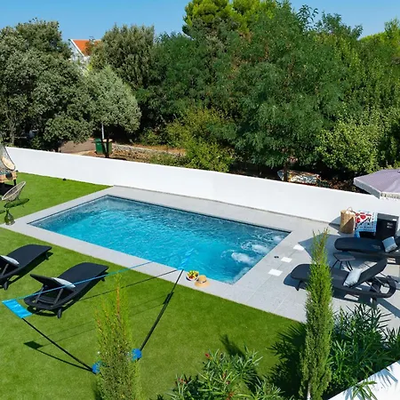Robell Privater Garten Beheizter Pool Strandnaehe