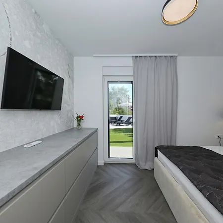 Robell Privater Garten Beheizter Pool Strandnaehe *