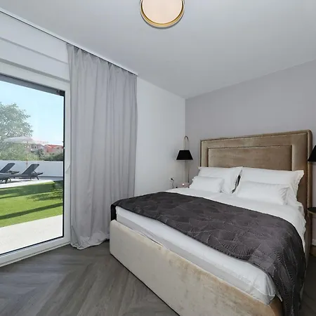 Apartment Robell Privater Garten Beheizter Pool Strandnaehe