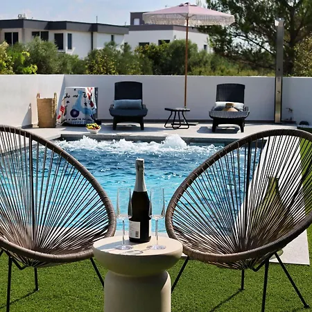 Robell Privater Garten Beheizter Pool Strandnaehe * Zaton (Zadar)