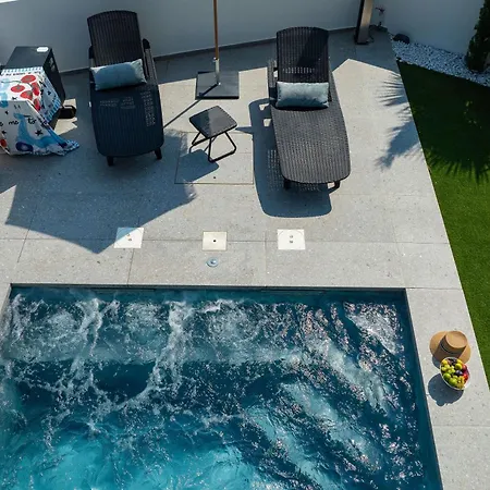 Robell Privater Garten Beheizter Pool Strandnaehe Apartment