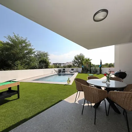 Robell Privater Garten Beheizter Pool Strandnaehe Apartment
