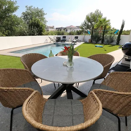 Robell Privater Garten Beheizter Pool Strandnaehe Apartment *