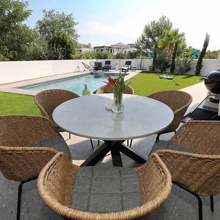 Apartment Robell Privater Garten Beheizter Pool Strandnaehe