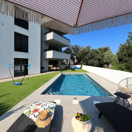 Robell Privater Garten Beheizter Pool Strandnaehe