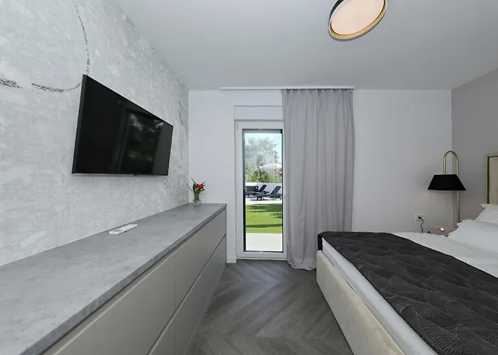 Robell Privater Garten Beheizter Pool Strandnaehe *