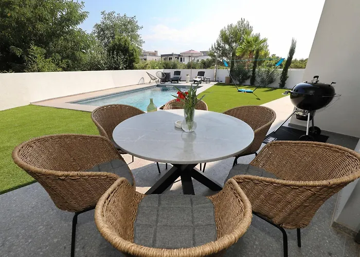Apartment Robell Privater Garten Beheizter Pool Strandnaehe