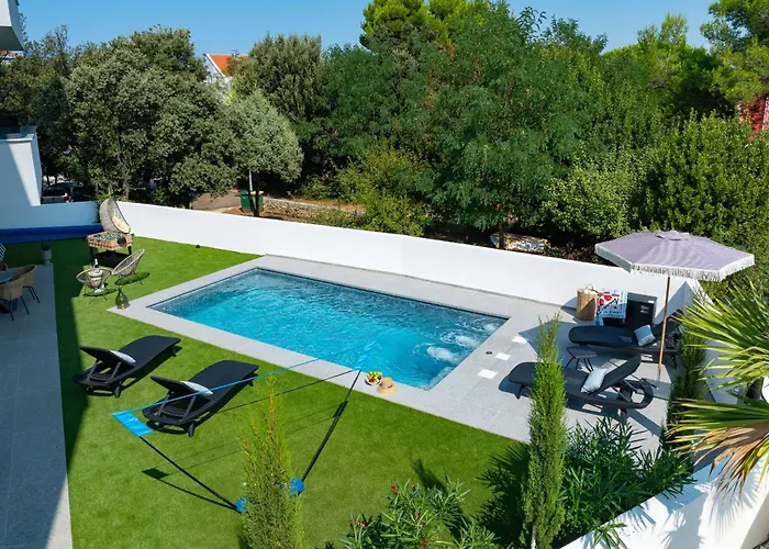 Robell Privater Garten Beheizter Pool Strandnaehe